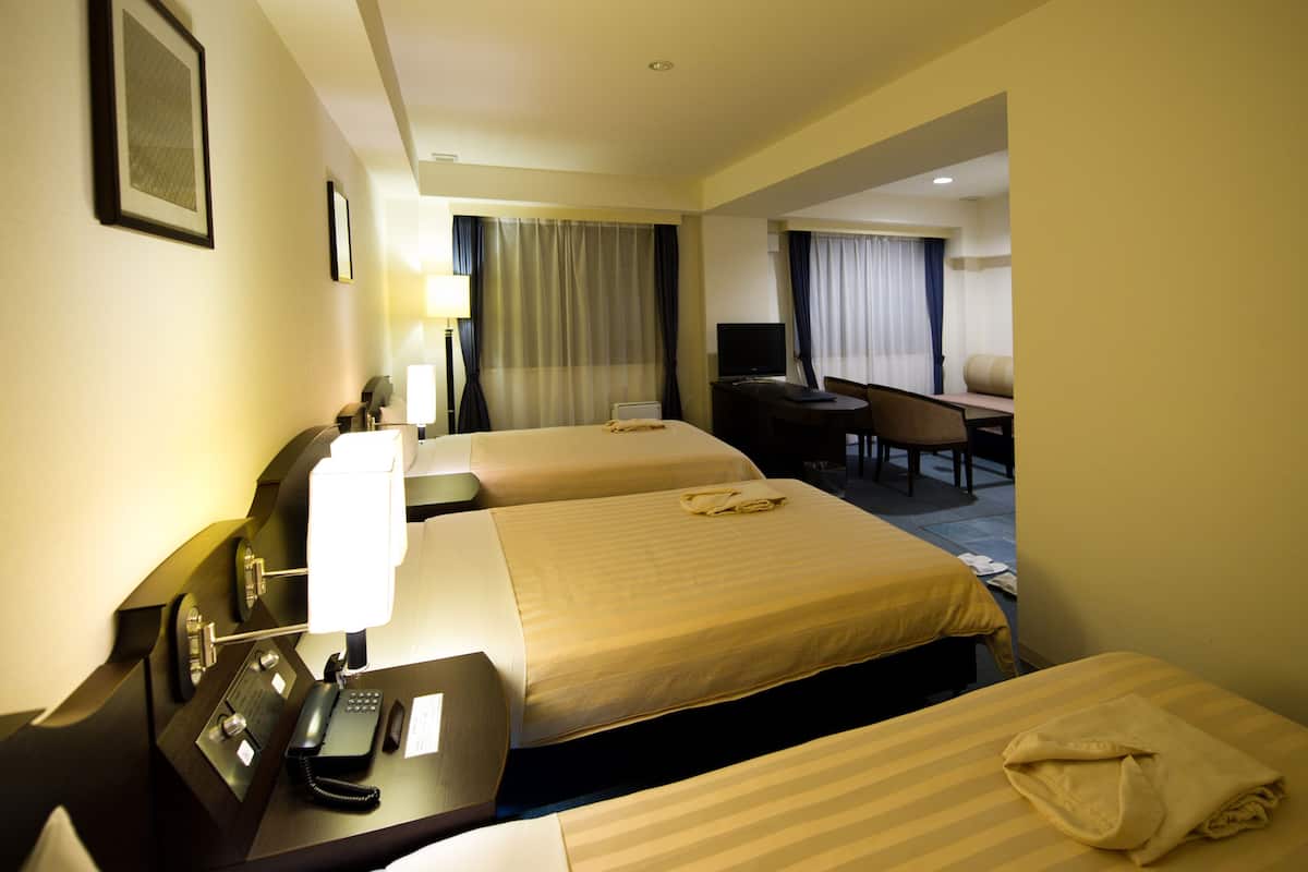 standard triple room, non smoking | in-room safe, free wired internet