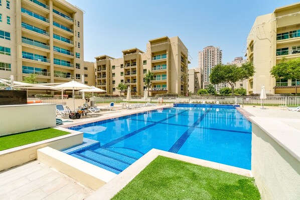 Outdoor pool - 1 Bedroom Apartment Greens (Dubai)