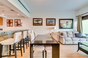 Living room - 1 Bedroom Apartment Greens (Dubai)