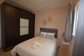 Premium bedding, in-room safe, desk, iron/ironing board