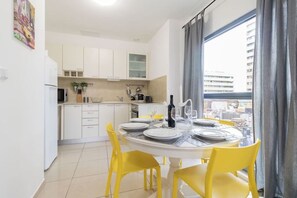 Apartment, Stadtblick | Essbereich im Zimmer