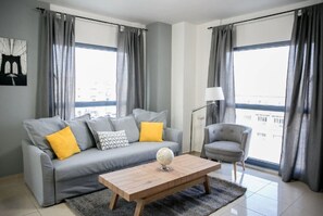 Appartement, vue ville | Salle de séjour | Télévision à écran plat