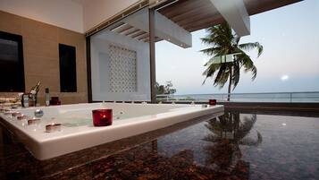 Villa presidencial, 3 habitaciones, cocina básica, vistas al mar | Baño | Bañera y ducha independientes y bañera profunda