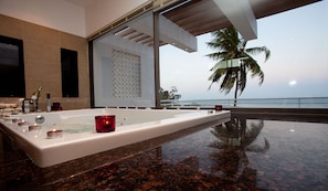 Villa presidencial, 3 habitaciones, cocina básica, vistas al mar | Baño | Bañera y ducha independientes y bañera profunda