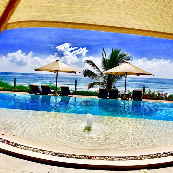 Una piscina al aire libre