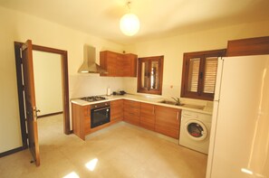 Villa | Eget kjøkken | Kjøleskap, ovn, kokeplater og oppvaskmaskin