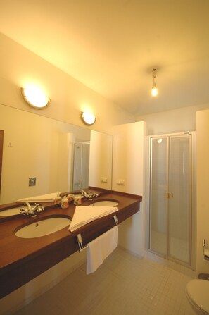 Villa | Bad | Dusj og håndklær