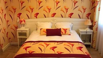 Klassieke tweepersoonskamer | Luxe beddengoed, een bureau, geluiddichte muren, gratis wifi