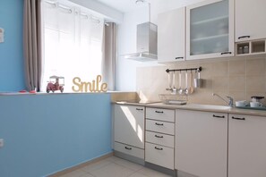 Tủ lạnh, lò vi sóng, dụng cụ pha cà phê/trà, ghế cao cho trẻ em 
