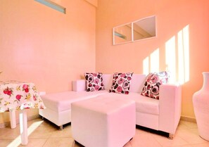 Appartement Confort, 1 chambre, cuisinette | Salle de séjour | Téléviseur à écran plat de 32 po avec télévision par câble, téléviseur