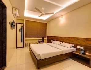 Quarto luxo, 1 cama King | Roupas de cama premium, cofres nos quartos, escrivaninha