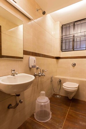 Quarto luxo, 1 cama King | Banheiro | Chuveiro, produtos de toalete grátis, toalhas de banho