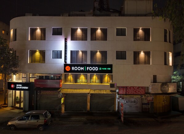 Fachada da propriedade à noite