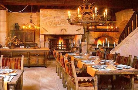 Lunch and dinner served . Auberge de L'Abbatiale