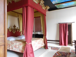 Habitación doble (François 1er) | Ropa de cama de alta calidad y decoración individual