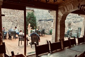 Déjeuner et dîner servis sur place, spécialités Cuisine locale