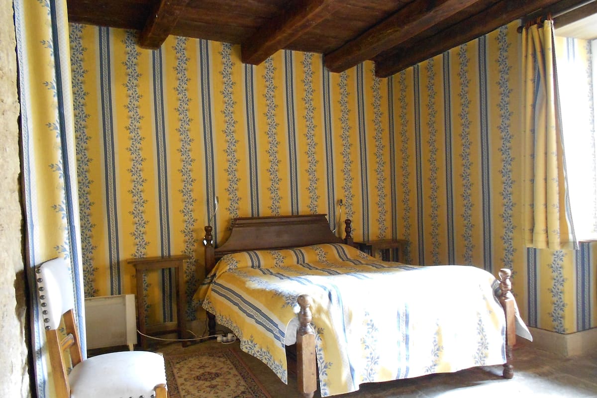 Family Room (Philippe de Bel) | Premium bedding, desk, blackout drapes, soundproofing