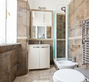 Standard Double Room | Bathroom | Shower, free toiletries, hair dryer, towels - Maison Vantaggio (Rome)