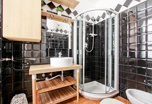 Comfort tweepersoonskamer | Badkamer | Een douche, gratis toiletartikelen, een haardroger, handdoeken