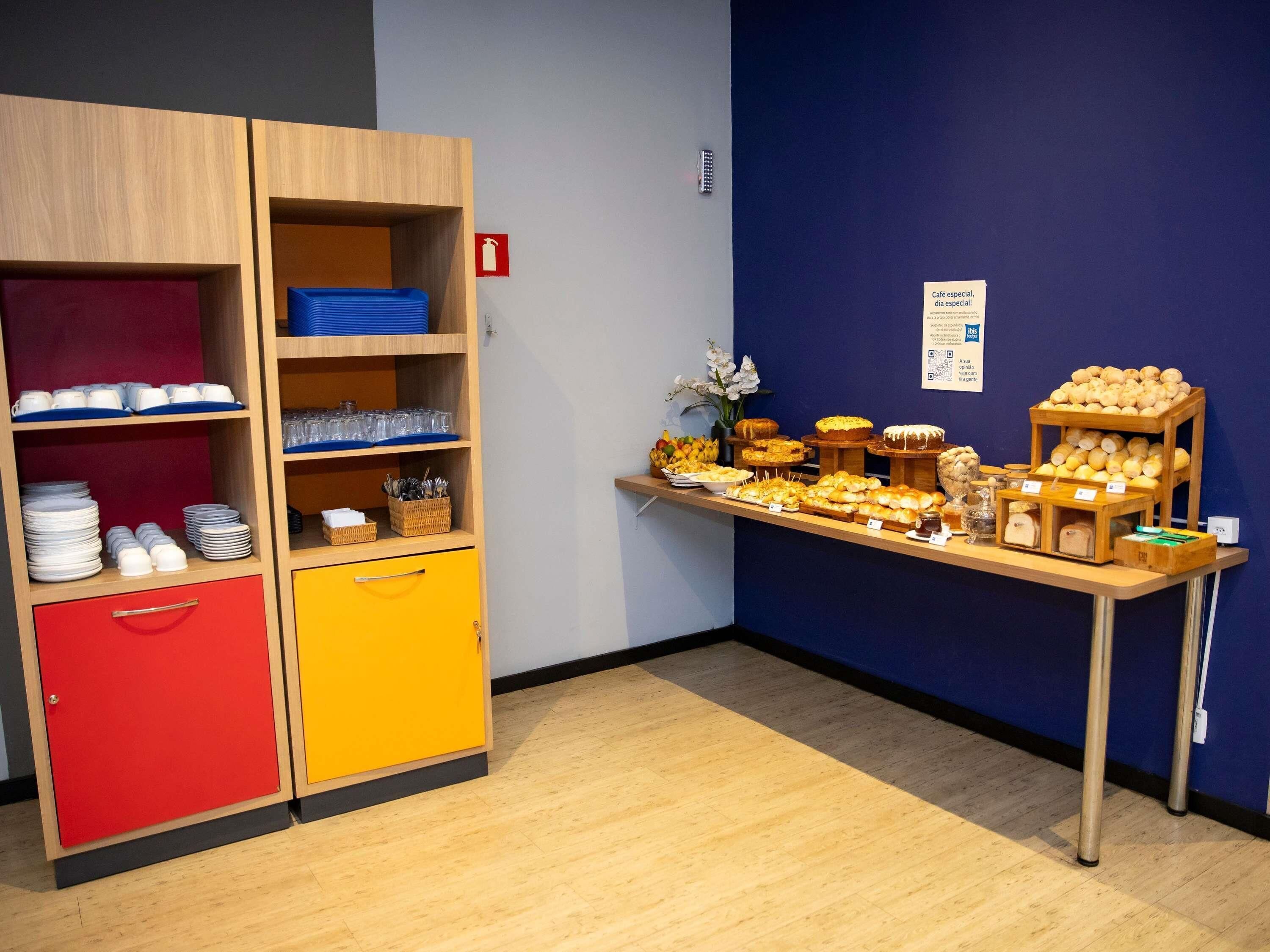 Un área de bufé con diversas opciones de comida y un armario con estantes.