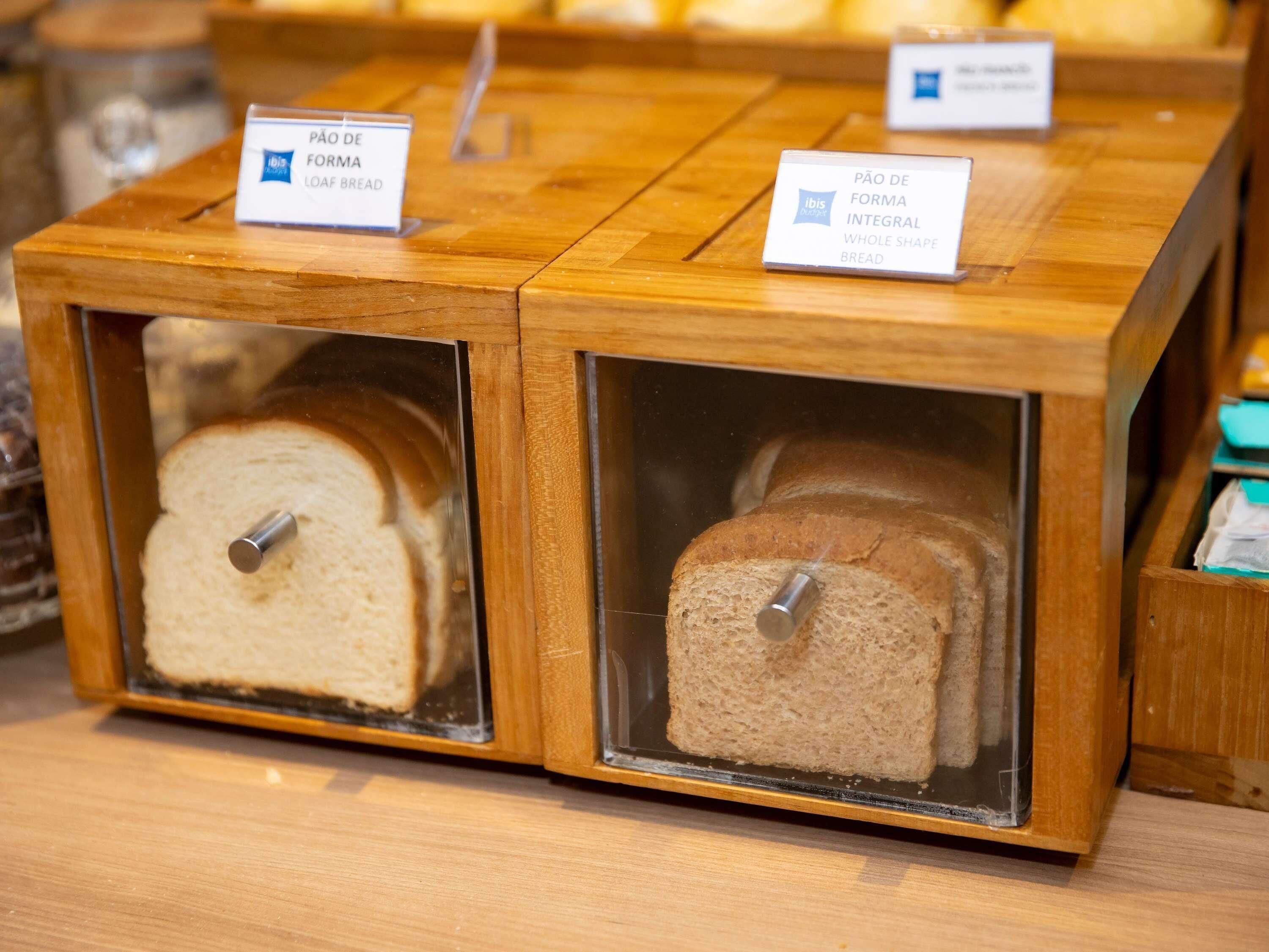 To brøddisplay med skilte, der angiver brød og formbrød.