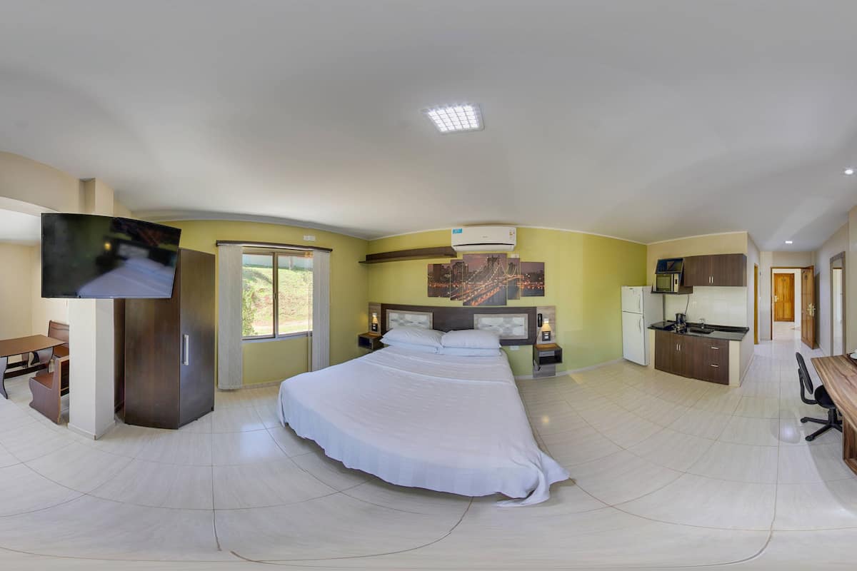 standard triple room | 1 bedroom, minibar, in-room safe, desk