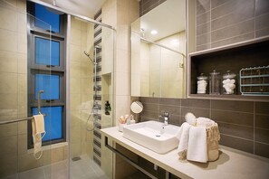 Douche, articles de toilette gratuits, sèche-cheveux