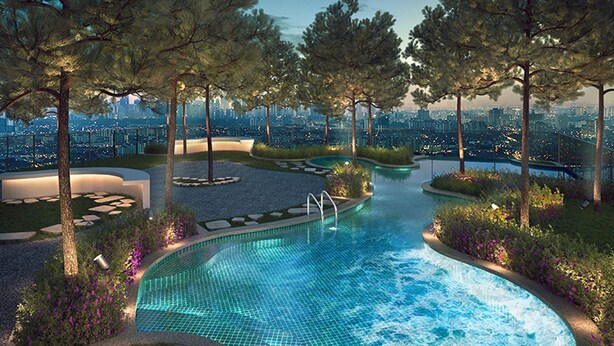 Ein moderner Poolbereich mit Blick auf die Stadt, umgeben von Bäumen und angelegten Gärten.