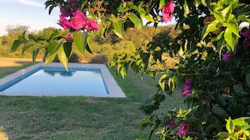 Una piscina al aire libre de temporada