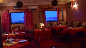 2 restoran; sarapan, makan tengah hari dan makan malam dihidangkan