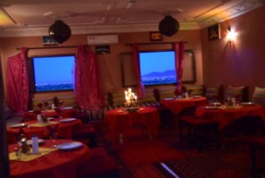 2 间餐厅，供应早餐、午餐和晚餐，本地与国际菜