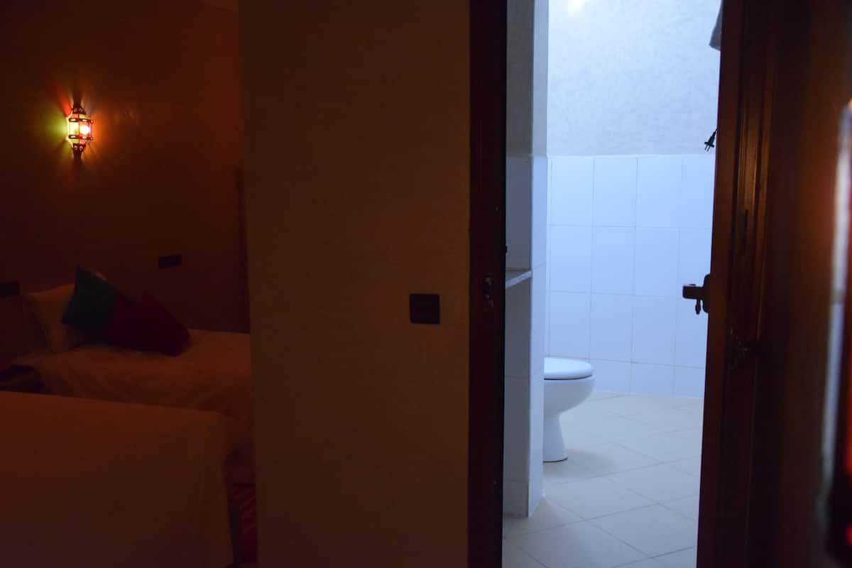 Üç Kişilik Oda, 3 Tek Kişilik Yatak | Banyo | Duş, ücretsiz banyo/kozmetik ürünleri, saç kurutma makinesi, havlu