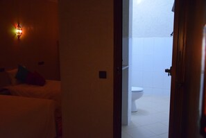 三人房, 3 張單人床 | 浴室 | 淋浴設備、免費盥洗用品、吹風機、毛巾