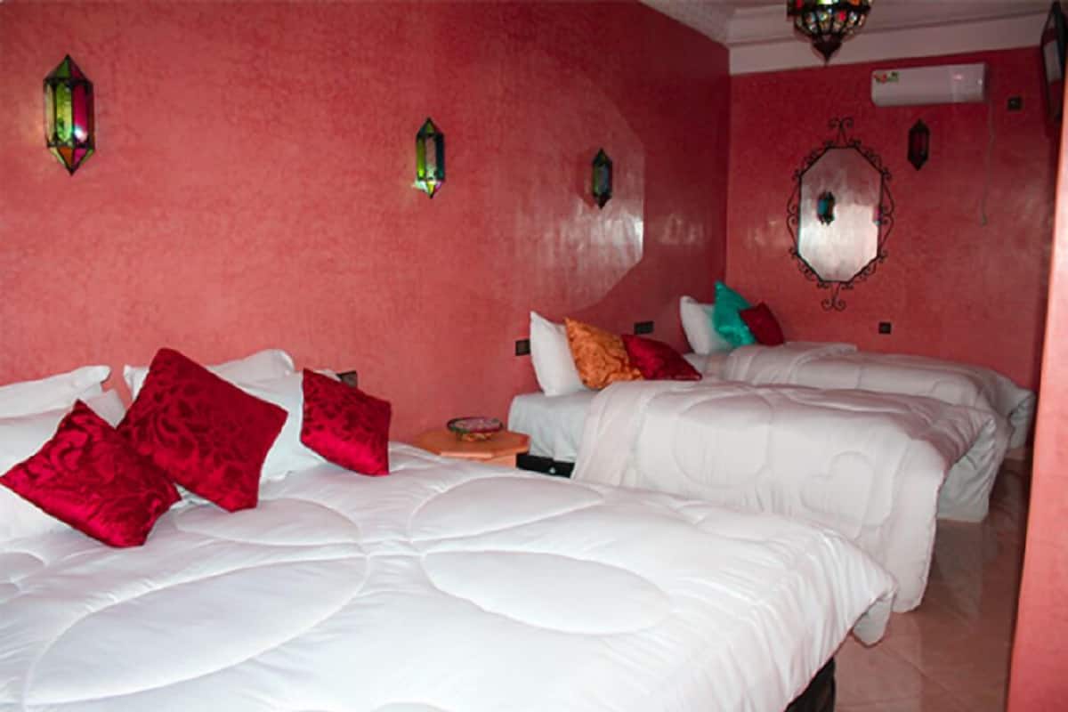 Üç Kişilik Oda, 3 Tek Kişilik Yatak | Güneşlik/perde, ütü/ütü masası, ücretsiz beşik/çocuk yatağı