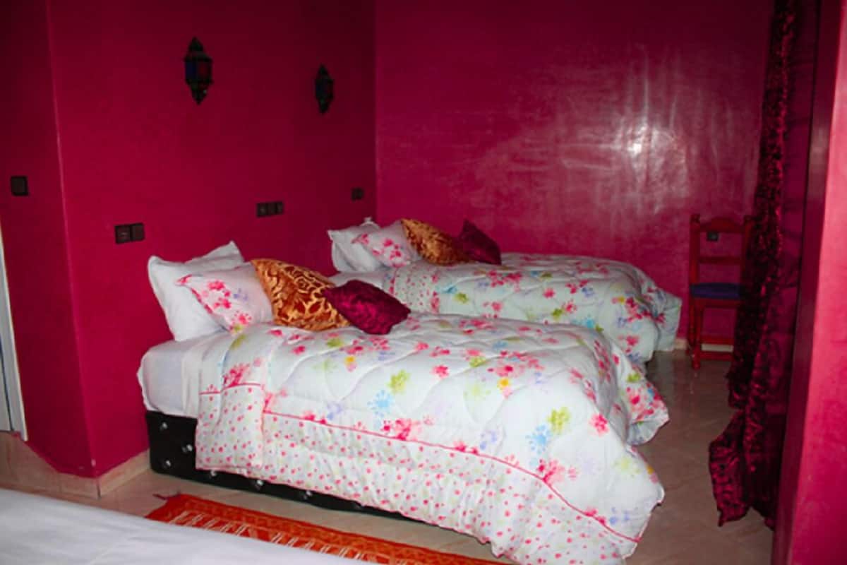 Üç Kişilik Oda, 3 Tek Kişilik Yatak | Güneşlik/perde, ütü/ütü masası, ücretsiz beşik/çocuk yatağı