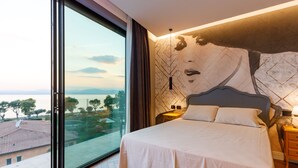 Un dormitorio con una cama grande, vistas al exterior y un mural único en la pared.