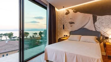 Minibar, pengeskab på værelset, skrivebord, strygejern/strygebræt