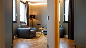 Suite con Terrazza vista lago | Minibar, pengeskab på værelset, skrivebord, strygejern/strygebræt