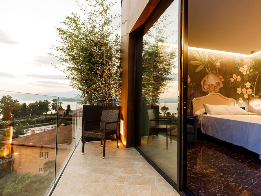 Minibar, coffres-forts dans les chambres, bureau