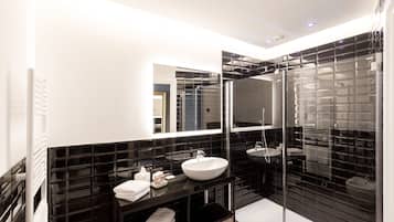 Suite con Terrazza vista lago | Baño | Ducha, cabezal de ducha tipo lluvia, secador de pelo y bidé