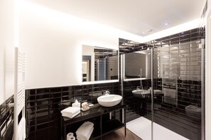 Suite con Terrazza vista lago | Bathroom | Shower, rainfall showerhead, hair dryer, bidet - Art Hotel Ventaglio (Bardolino)