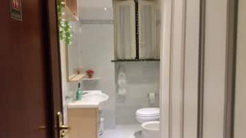Camera doppia | Bagno | Doccia, set di cortesia firmato, asciugacapelli, bidet
