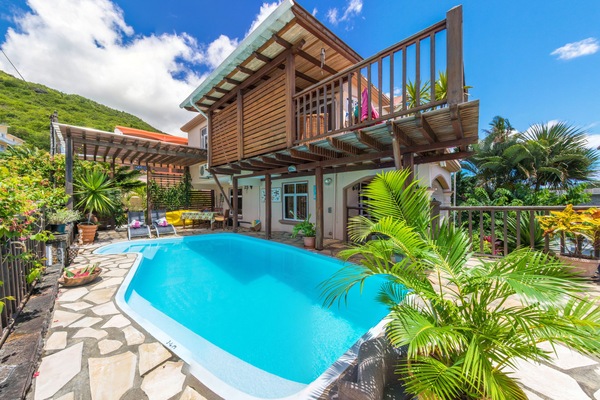 Una piscina al aire libre