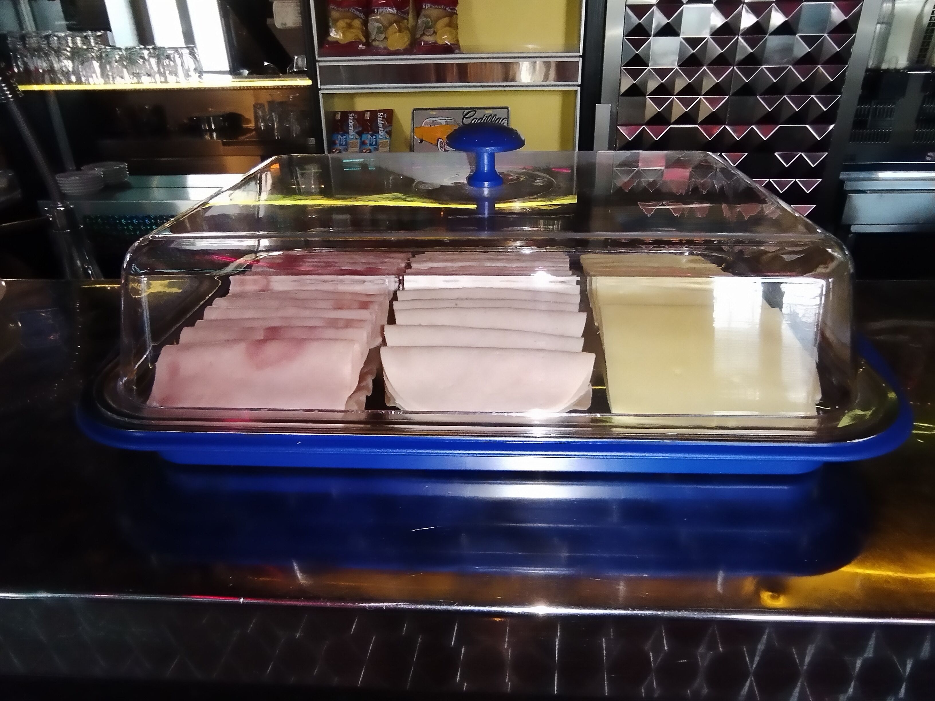 Vitrine com diversos cortes de carne.