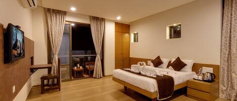 Rom – deluxe | Sengetøy av topp kvalitet, safe på rommet og skrivebord