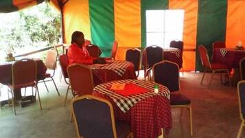 Frühstück, Mittagessen, Abendessen, lokale Küche