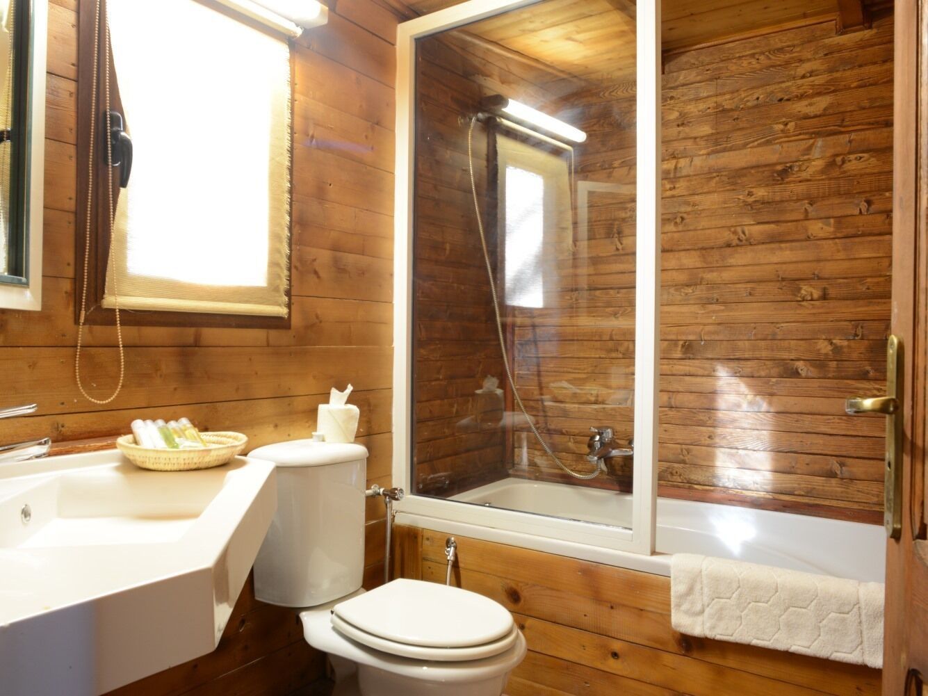 superior apartment, private bathroom | bathroom