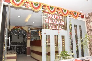 Property entrance - Hotel Dharam Villa (Kalka)