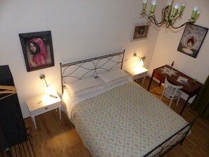 Habitación triple | Caja fuerte, escritorio, sistema de insonorización