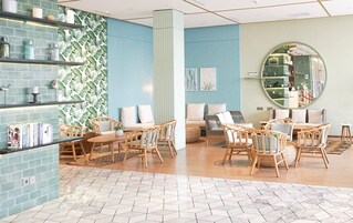 Área de estar no saguão